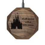 Lade das Bild in den Galerie-Viewer, Wireless Charger QI Maus Schloss / Mouse Castle Design (Gravur) [Walnuss] Holz

